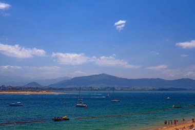 Santander, İspanya - 20 Temmuz 2024: Santader, İspanya 'da popüler Los Peligros plajı.