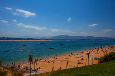 Santander, İspanya - 20 Temmuz 2024: Santader, İspanya 'da popüler Los Peligros plajı.