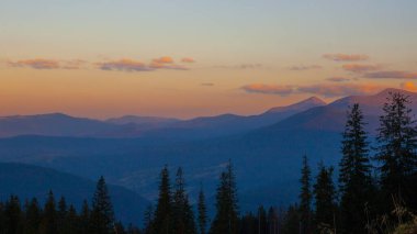 Ukrayna 'nın Karpat dağlarındaki Drahobrat köyünde güzel bir günbatımı çekildi