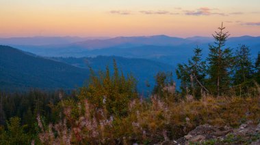 Ukrayna 'nın Karpat dağlarındaki Drahobrat köyünde güzel bir günbatımı çekildi