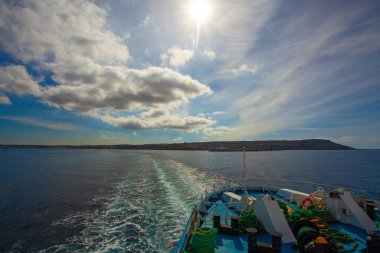 Feribot gemisi Malta ve Gozo arasında kanalı geçiyor.