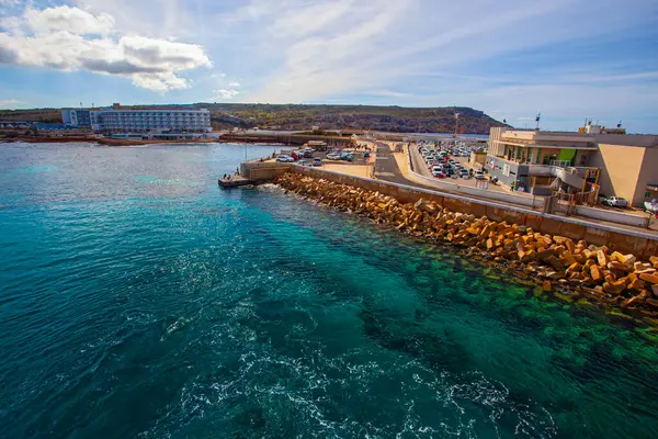 Cirkewwa, Malta - 14 Şubat 2024: Gozo Adası 'ndaki Ferry' den Mgarr 'a görüntü. Yuvarlak Wa limanına .