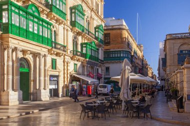 Valletta, Malta - 13 Şubat 2024: Valletta eski kenti, merkezinde renkli balkonları, dükkanları ve turistik restoranları yer alıyor 