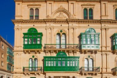 Valletta, Malta - 13 Şubat 2024: Valletta eski kenti, merkezinde renkli balkonları, dükkanları ve turistik restoranları yer alıyor 