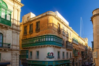 Valletta, Malta - 13 Şubat 2024: Valletta eski kenti, merkezinde renkli balkonları, dükkanları ve turistik restoranları yer alıyor 