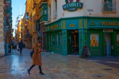 Valletta, Malta - 13 Şubat 2024: Valletta eski kenti, merkezinde renkli balkonları, dükkanları ve turistik restoranları yer alıyor 