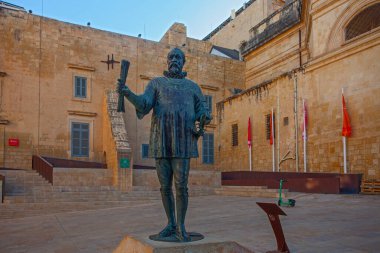 Valletta, Malta - 13 Şubat 2024: Büyük Üstat Jean Parisot de Vallette 'in bronz heykeli, Pjazza Jean de Vallette' de,,