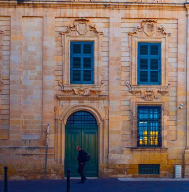 Valletta, Malta - 13 Şubat 2024: Valletta eski kenti, merkezinde renkli balkonları, dükkanları ve turistik restoranları yer alıyor 