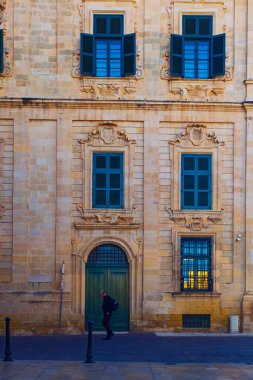 Valletta, Malta - 13 Şubat 2024: Valletta eski kenti, merkezinde renkli balkonları, dükkanları ve turistik restoranları yer alıyor 