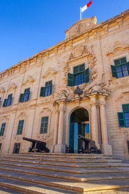 Valletta, Malta - 13 Şubat 2024: Malta 'nın Valletta kentindeki Merchant Caddesi' ndeki Auberge de Castille binası ve topu