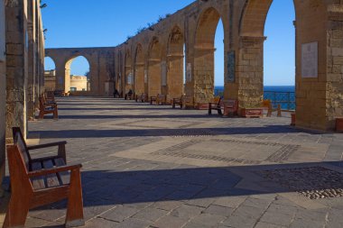 Valletta, Malta - 13 Şubat 2024: Eski Valletta şehrinin ünlü Yukarı Barrakka Bahçeleri manzarası
