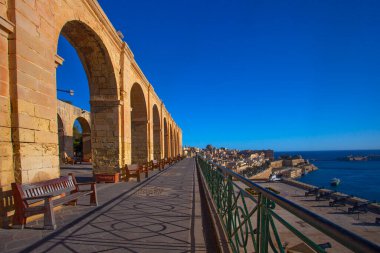 Valletta, Malta - 13 Şubat 2024: Eski Valletta şehrinin ünlü Yukarı Barrakka Bahçeleri manzarası