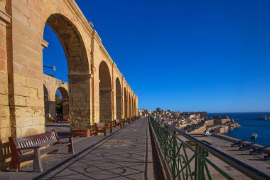 Valletta, Malta - 13 Şubat 2024: Eski Valletta şehrinin ünlü Yukarı Barrakka Bahçeleri manzarası