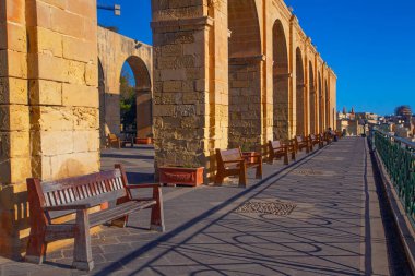 Valletta, Malta - 13 Şubat 2024: Eski Valletta şehrinin ünlü Yukarı Barrakka Bahçeleri manzarası