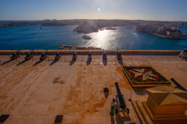 Valletta, Malta - 13 Şubat 2024: Grand Harbour ve St Angelo Kalesi üzerindeki selamlama bataryalarının topları açık bir sabah, Yukarı Barrakka Bahçeleri, Başkent Malta,