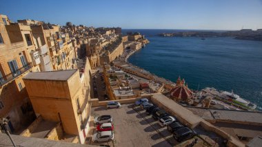 Valletta, Malta - 13 Şubat 2024: Yukarı Barrakka Bahçeleri 'nden Valletta antik şehri sabah manzarası