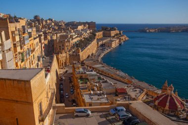 Valletta, Malta - 13 Şubat 2024: Yukarı Barrakka Bahçeleri 'nden Valletta antik şehri sabah manzarası