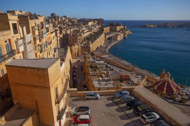 Valletta, Malta - 13 Şubat 2024: Yukarı Barrakka Bahçeleri 'nden Valletta antik şehri sabah manzarası