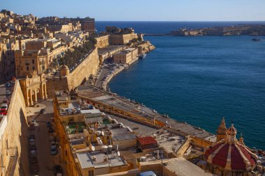 Valletta, Malta - 13 Şubat 2024: Yukarı Barrakka Bahçeleri 'nden Valletta antik şehri sabah manzarası