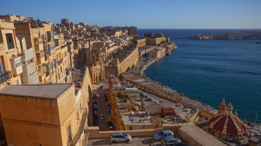 Valletta, Malta - 13 Şubat 2024: Yukarı Barrakka Bahçeleri 'nden Valletta antik şehri sabah manzarası