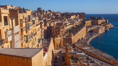 Valletta, Malta - 13 Şubat 2024: Yukarı Barrakka Bahçeleri 'nden Valletta antik şehri sabah manzarası