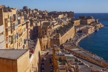 Valletta, Malta - 13 Şubat 2024: Yukarı Barrakka Bahçeleri 'nden Valletta antik şehri sabah manzarası