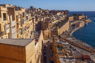 Valletta, Malta - 13 Şubat 2024: Yukarı Barrakka Bahçeleri 'nden Valletta antik şehri sabah manzarası