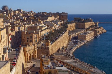 Valletta, Malta - 13 Şubat 2024: Yukarı Barrakka Bahçeleri 'nden Valletta antik şehri sabah manzarası