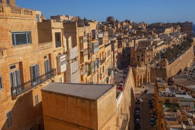 Valletta, Malta - 13 Şubat 2024: Yukarı Barrakka Bahçeleri 'nden Valletta antik şehri sabah manzarası