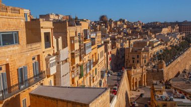 Valletta, Malta - 13 Şubat 2024: Yukarı Barrakka Bahçeleri 'nden Valletta antik şehri sabah manzarası