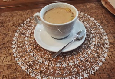 Kafedeki masada bir fincan Masala çayı.