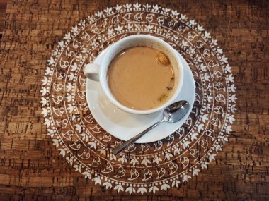 Kafedeki masada bir fincan Masala çayı.