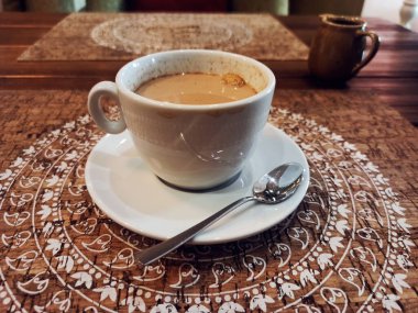 Kafedeki masada bir fincan Masala çayı.