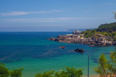 Santander, Cantabria 'daki Magdalena Yarımadası yakınlarında, deve şeklinde bir kayayla Playa del Camello (Deve Sahili) manzarası.