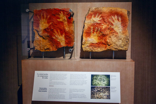 Кантабрия, Испания - 21 июля 2024 года: Наскальные рисунки в копии древней пещеры Альтамира в Сантильяна дель Мар в Испании. Знаменитые отпечатки рук 