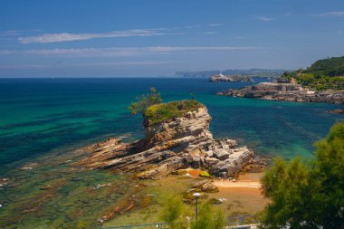 Santander, Cantabria 'daki Magdalena Yarımadası yakınlarında, deve şeklinde bir kayayla Playa del Camello (Deve Sahili) manzarası.