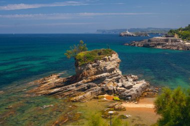 Santander, Cantabria 'daki Magdalena Yarımadası yakınlarında, deve şeklinde bir kayayla Playa del Camello (Deve Sahili) manzarası.