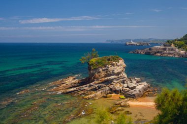 Santander, Cantabria 'daki Magdalena Yarımadası yakınlarında, deve şeklinde bir kayayla Playa del Camello (Deve Sahili) manzarası.