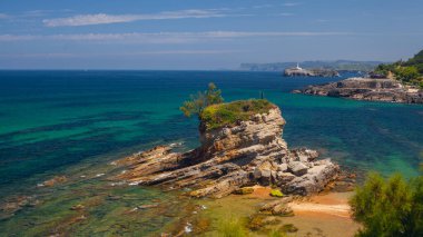 Santander, Cantabria 'daki Magdalena Yarımadası yakınlarında, deve şeklinde bir kayayla Playa del Camello (Deve Sahili) manzarası.