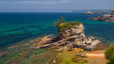 Santander, Cantabria 'daki Magdalena Yarımadası yakınlarında, deve şeklinde bir kayayla Playa del Camello (Deve Sahili) manzarası.