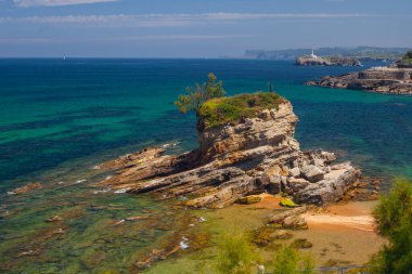 Santander, Cantabria 'daki Magdalena Yarımadası yakınlarında, deve şeklinde bir kayayla Playa del Camello (Deve Sahili) manzarası.