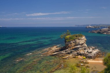 Santander, Cantabria 'daki Magdalena Yarımadası yakınlarında, deve şeklinde bir kayayla Playa del Camello (Deve Sahili) manzarası.