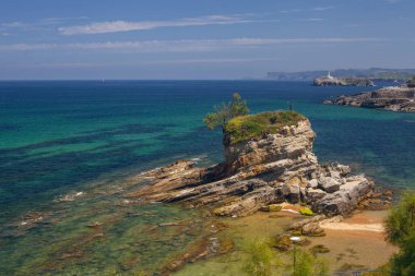 Santander, Cantabria 'daki Magdalena Yarımadası yakınlarında, deve şeklinde bir kayayla Playa del Camello (Deve Sahili) manzarası.