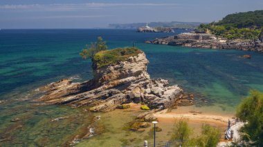 Santander, Cantabria 'daki Magdalena Yarımadası yakınlarında, deve şeklinde bir kayayla Playa del Camello (Deve Sahili) manzarası.