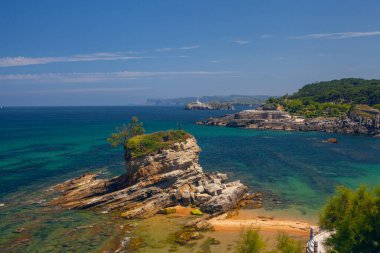 Santander, Cantabria 'daki Magdalena Yarımadası yakınlarında, deve şeklinde bir kayayla Playa del Camello (Deve Sahili) manzarası.