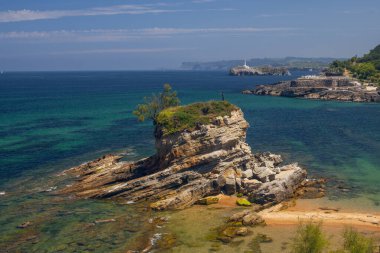 Santander, Cantabria 'daki Magdalena Yarımadası yakınlarında, deve şeklinde bir kayayla Playa del Camello (Deve Sahili) manzarası.