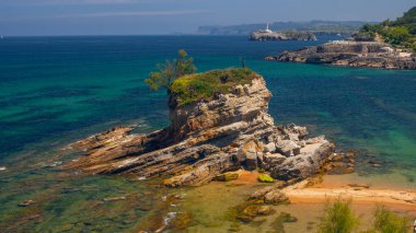 Santander, Cantabria 'daki Magdalena Yarımadası yakınlarında, deve şeklinde bir kayayla Playa del Camello (Deve Sahili) manzarası.