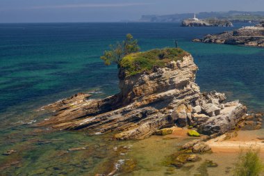 Santander, Cantabria 'daki Magdalena Yarımadası yakınlarında, deve şeklinde bir kayayla Playa del Camello (Deve Sahili) manzarası.