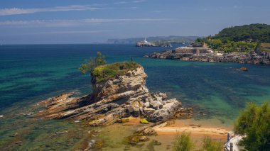 Santander, Cantabria 'daki Magdalena Yarımadası yakınlarında, deve şeklinde bir kayayla Playa del Camello (Deve Sahili) manzarası.