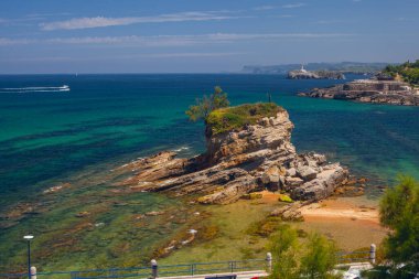 Santander, Cantabria 'daki Magdalena Yarımadası yakınlarında, deve şeklinde bir kayayla Playa del Camello (Deve Sahili) manzarası.